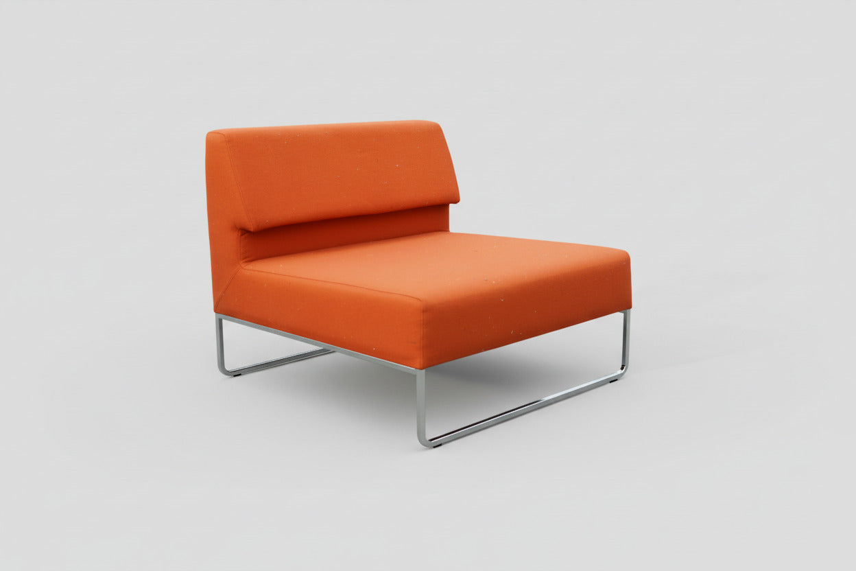 Danerka loungestol designet af Morten Voss med orange betræk og kromstel set skråt